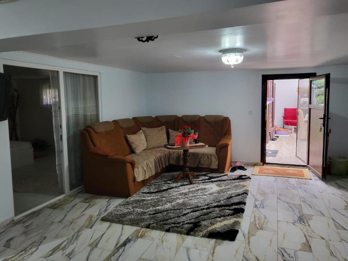 Apartmán Apartament Cu Terasa Si Gratar Satu Mare Exteriér fotografie